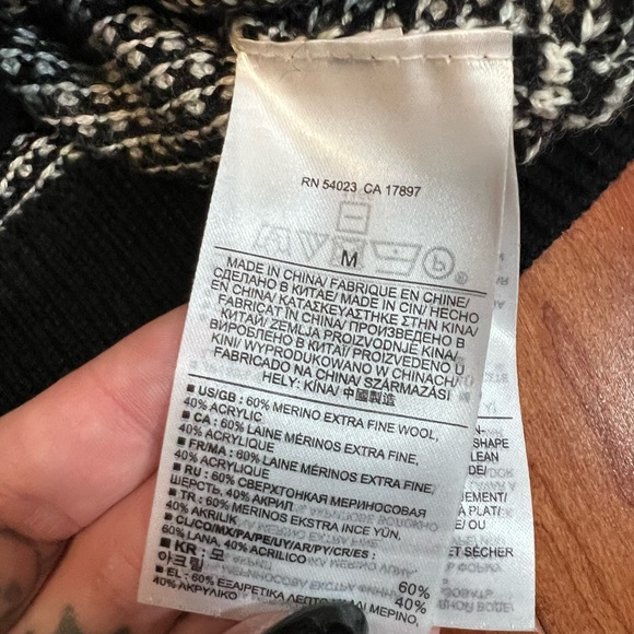 Banana republic wool black and white sweater - Picture 6 of 6